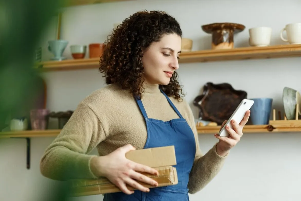 Mulher que aprendeu a como vender no Mercado Livre separando pedidos