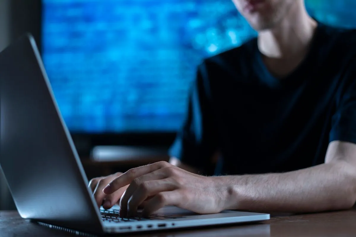 Homem acessando à Deep Web pelo notebook.