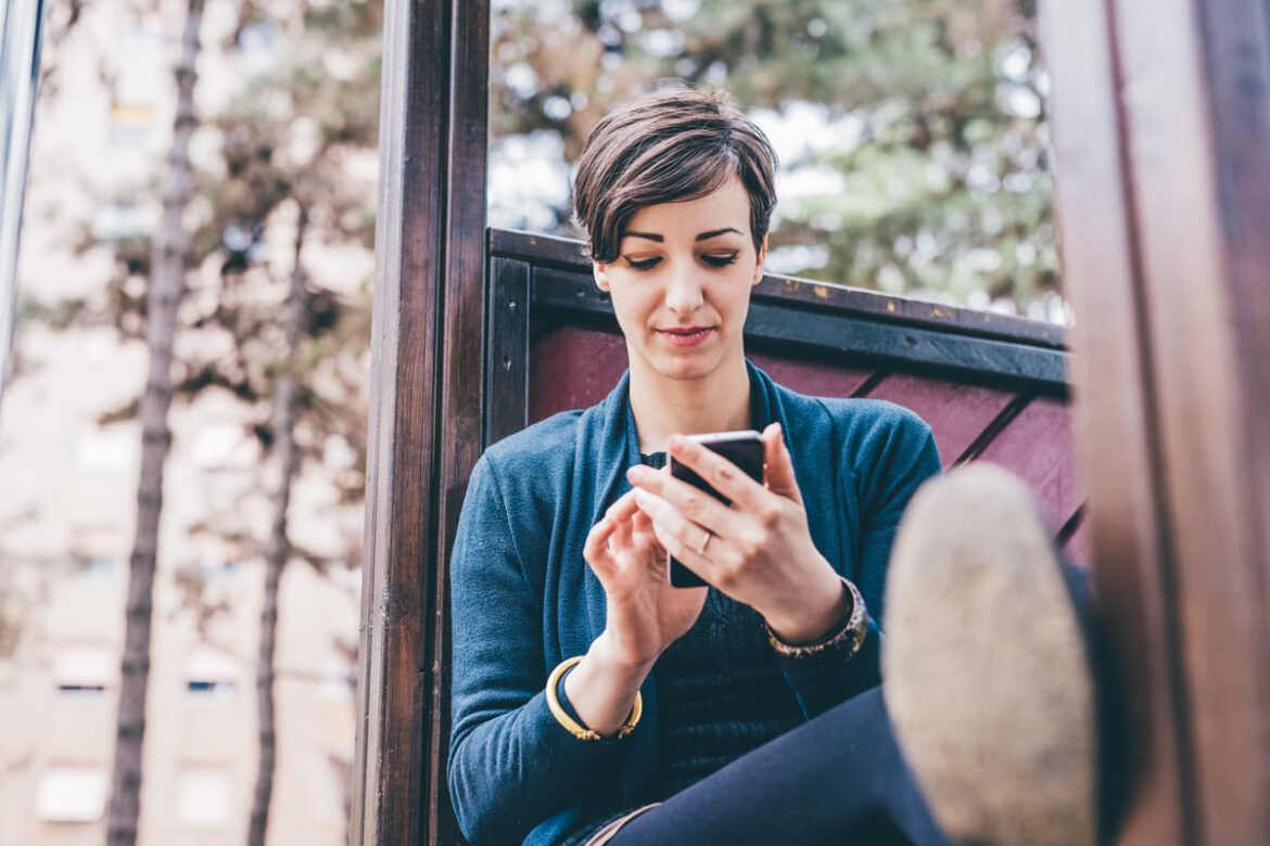 Mulher pesquisando quais Iphones não atualizam mais