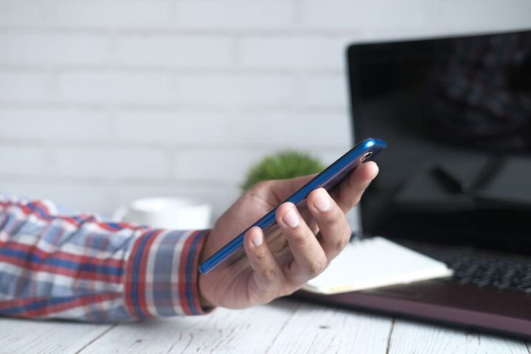 Homem ativando o modo desenvolvedor no smartphone.