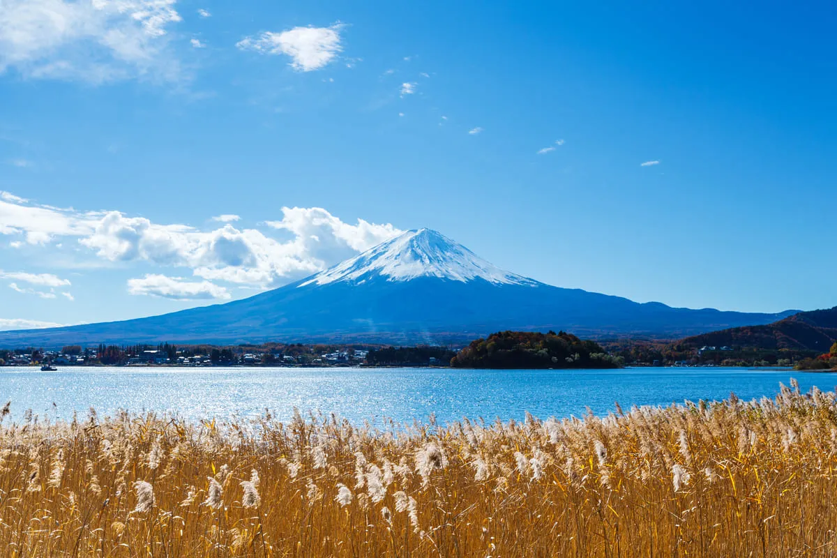 Vista ensolarada do Monte Fuji, maior montanha do Japão