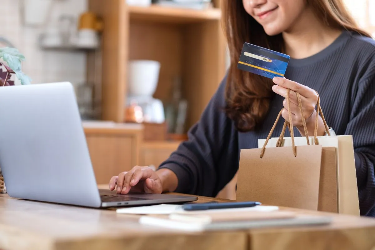 Mulher comprando os produtos que mais vendem na internet pelo notebook.