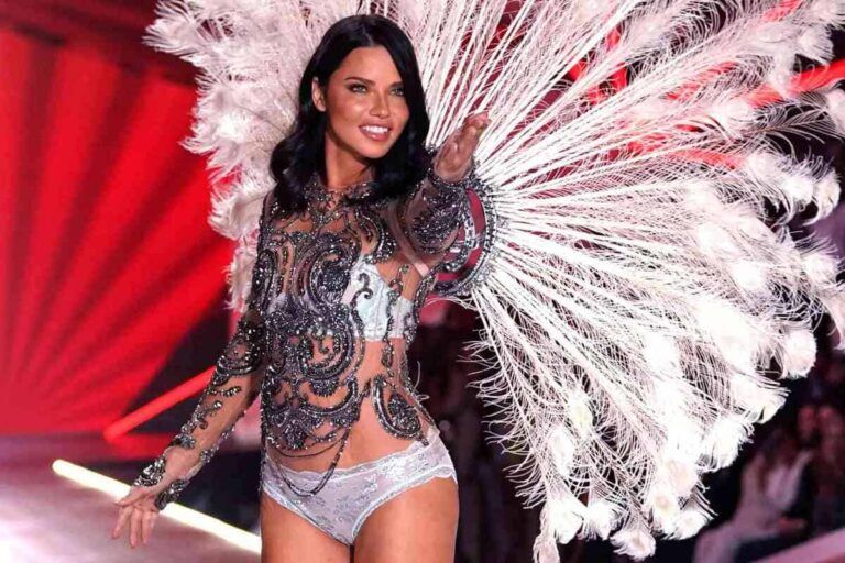 Adriana Lima no seu último desfile no Victoria's Secret Fashion Show