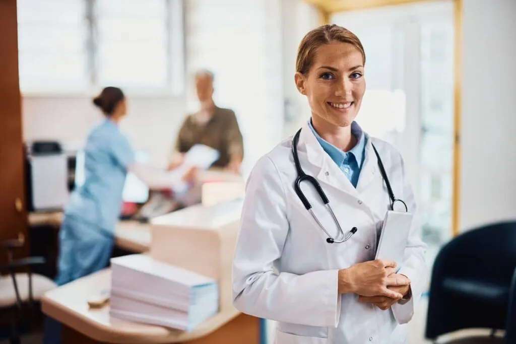 Médica sorrindo em ambiente hospitalar