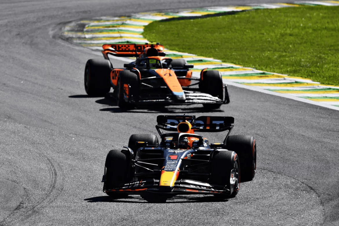 Max Verstappen e Lando Norris correndo próximos durante o Grande Prêmio de São Paulo 2023 de Fórmula 1