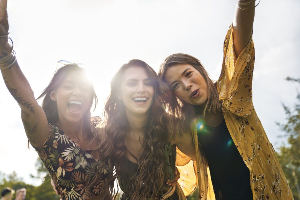 Mulheres se divertindo para ilustrar a experiência no Tomorrowland Brasil 2024.