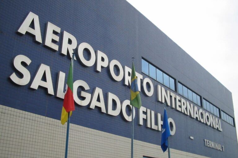 Aeroporto Salgado Filho faz primeiro voo comercial após enchentes no RS