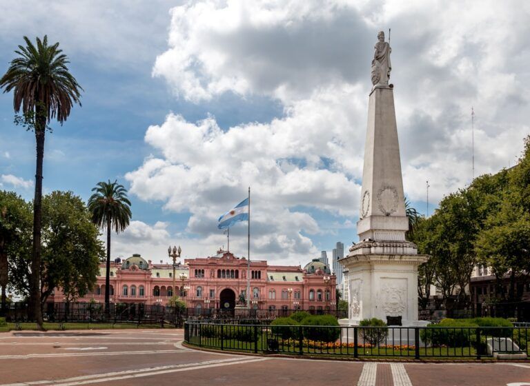 imagem da casa rosada na argentina com a plaza de mayo na frente