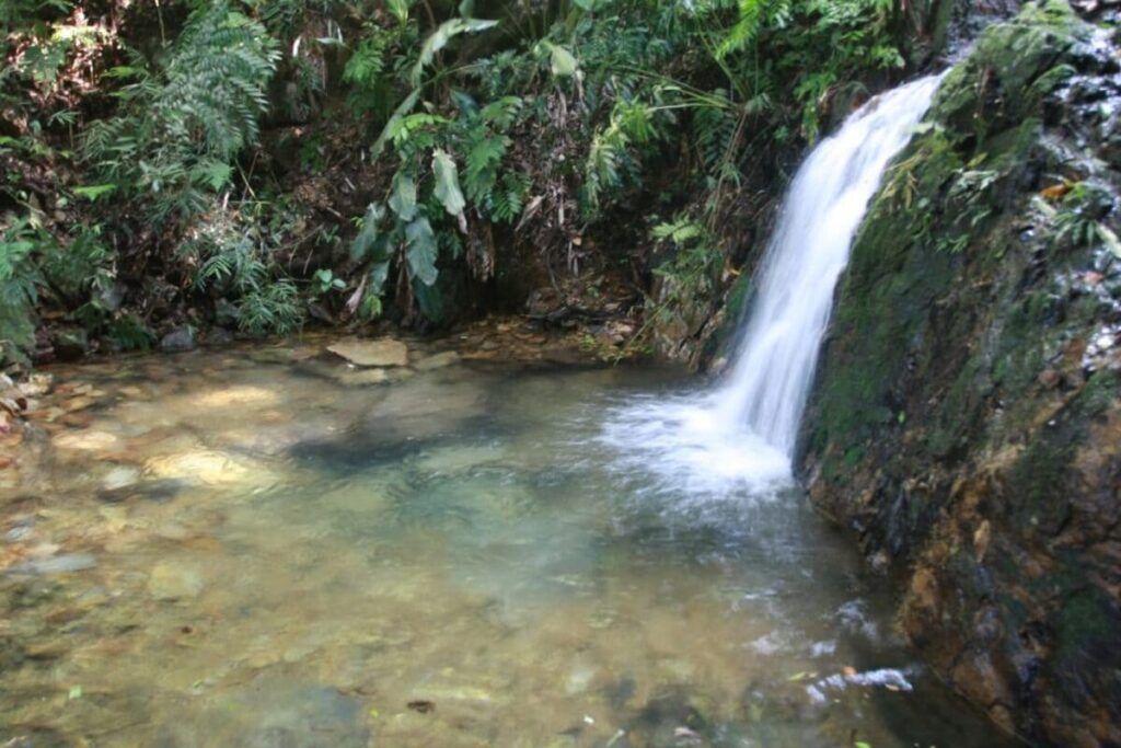 Cascata na Praia Vermelha, a água está limpa.