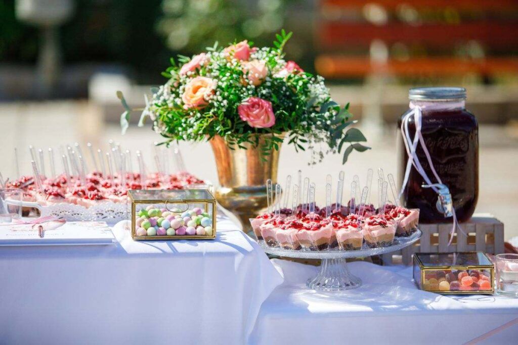 Mesa de doces da festa de 15 anos. 