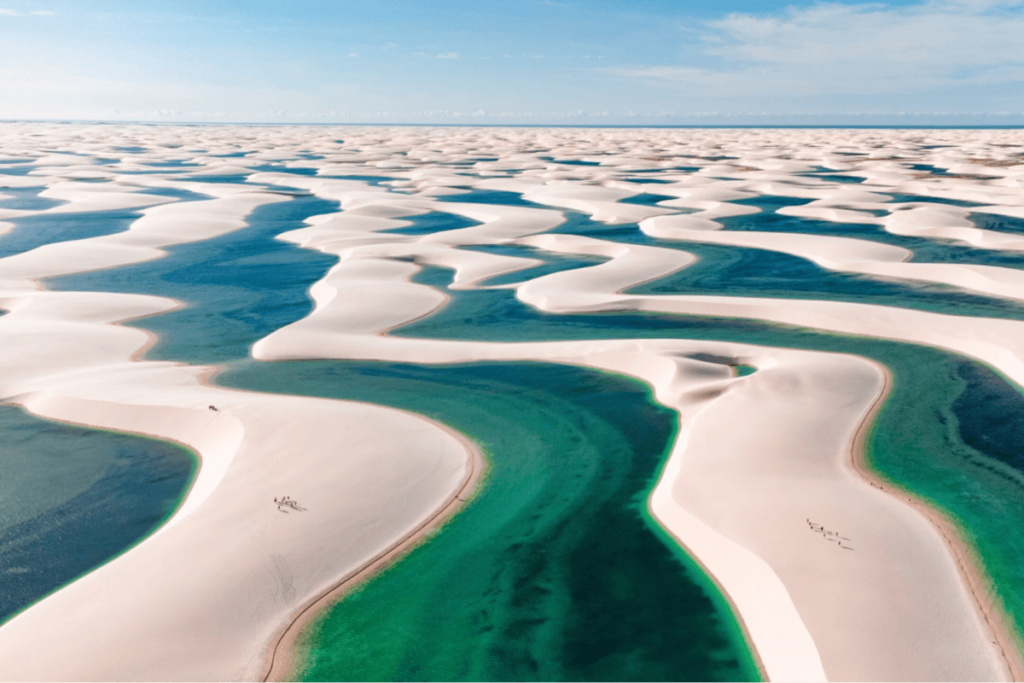 Vista diurna dos Lençóis Maranhenses durante o dia com o seus lagos refletindo a luz