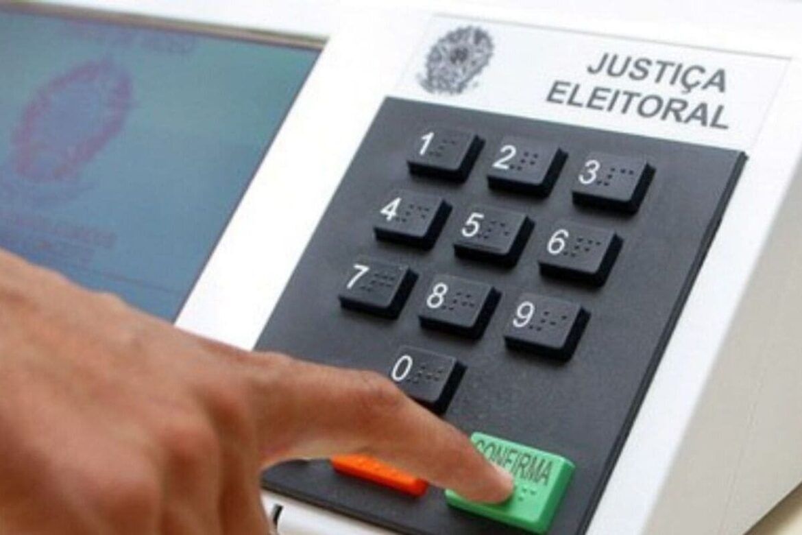 Pessoa votando na urna eletrônica para as Eleições de 2024 no segundo turno