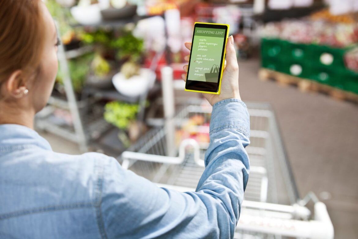 Mulher com app de compras.