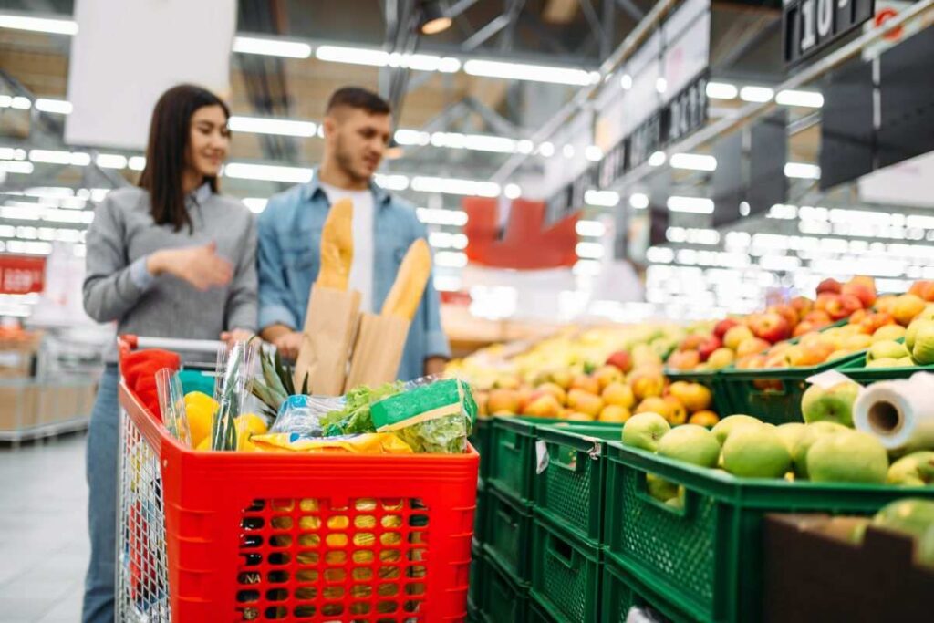 Casal fazendo compras no supermercado.