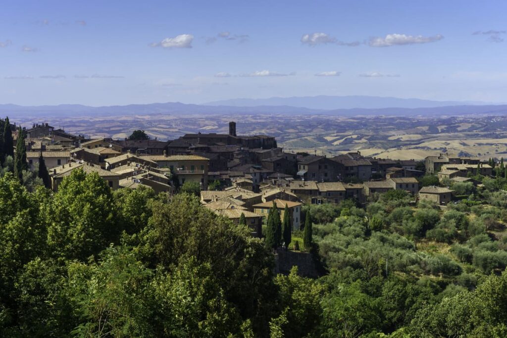 Vista do Montalcino da região Toscana na Itália