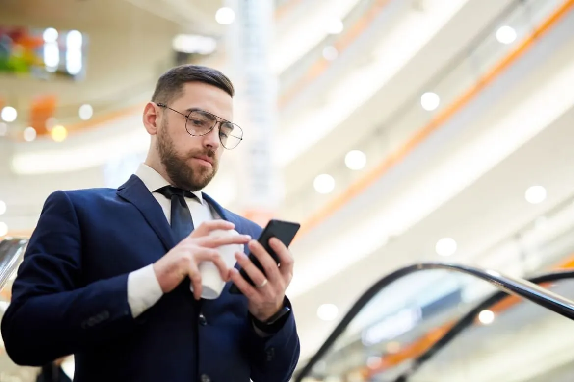 Homem utilizando o celular e conferindo as novas regras do PIX