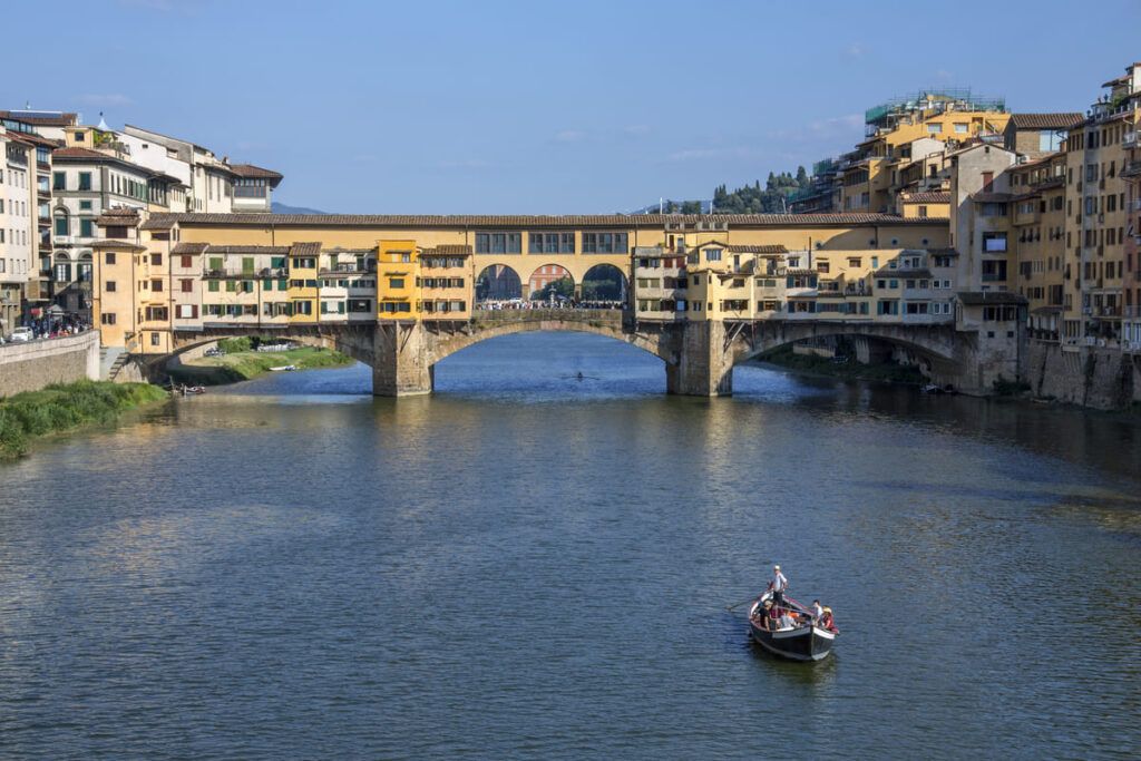 Foto frontal da Ponte Vecchio durante o dia