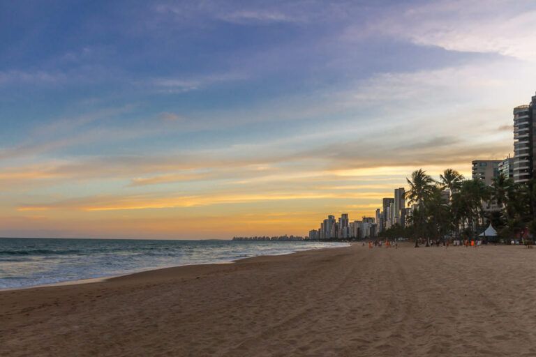 Pôr do sol em praia no Recife