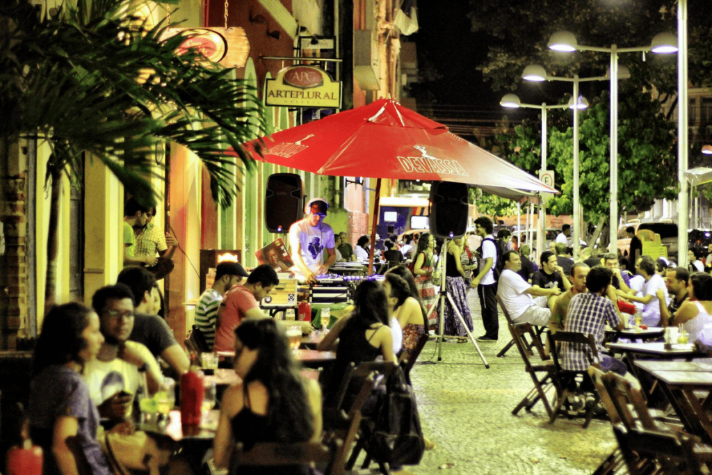 Rua da Moeda em Recife durante a noite