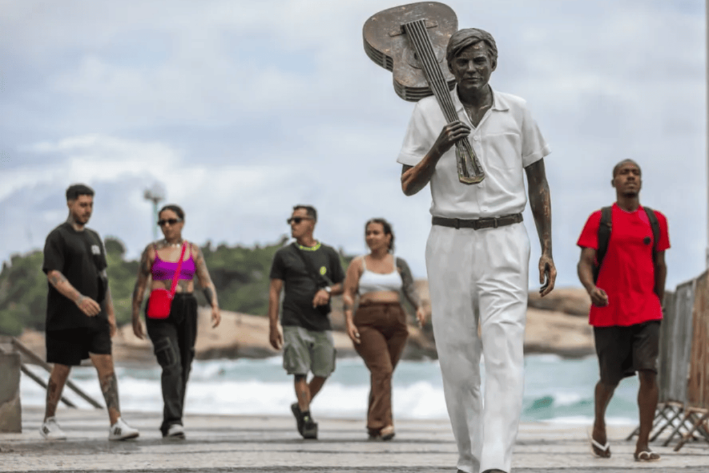 Estátua de Tom Jobim na Praia de Ipanema