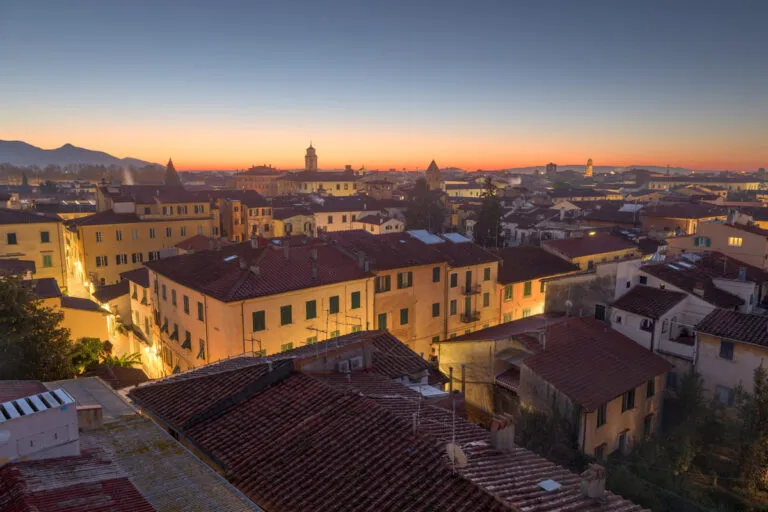 Cidade da região Toscana durante o anoitecer