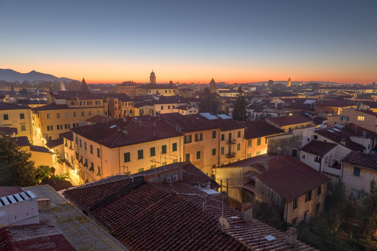 Cidade da região Toscana durante o anoitecer