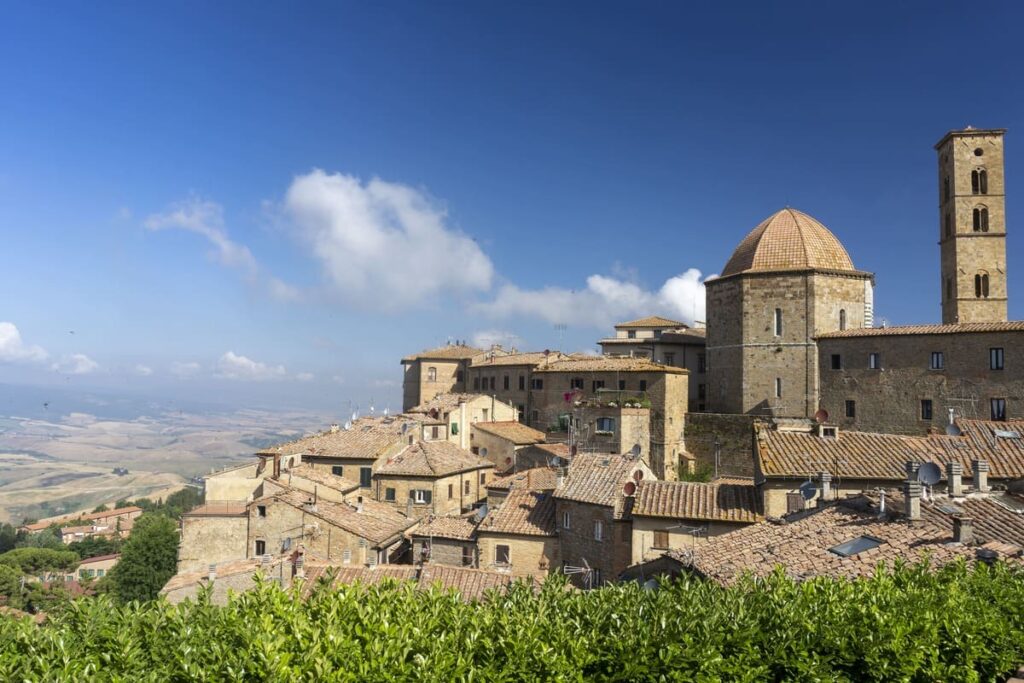 Imagem diurna de Volterra, na região Toscana da Itália