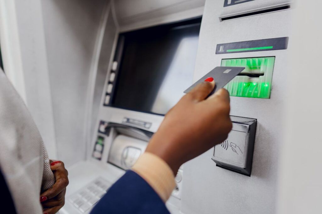 Mulher inserindo cartão no ATM para sacar dinheiro na Croácia.