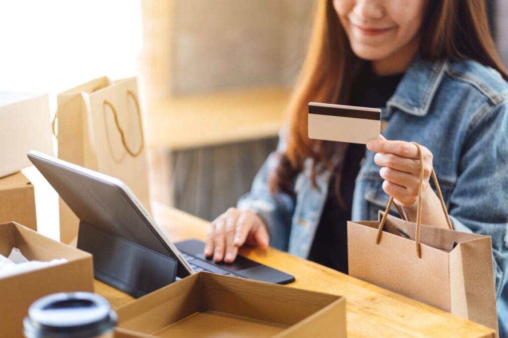 Mulher fazendo compras online