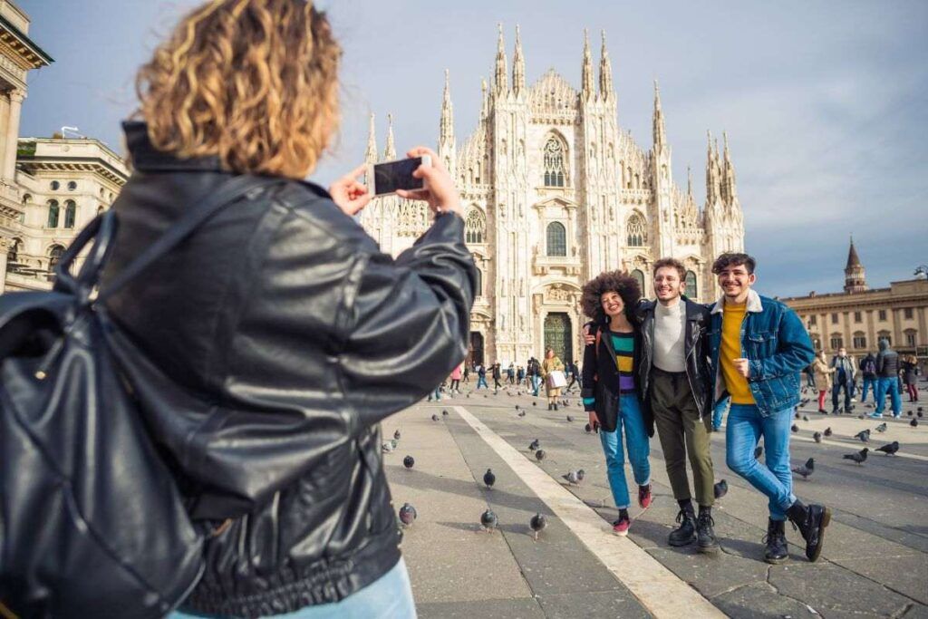 Amigos tirando foto em Milão