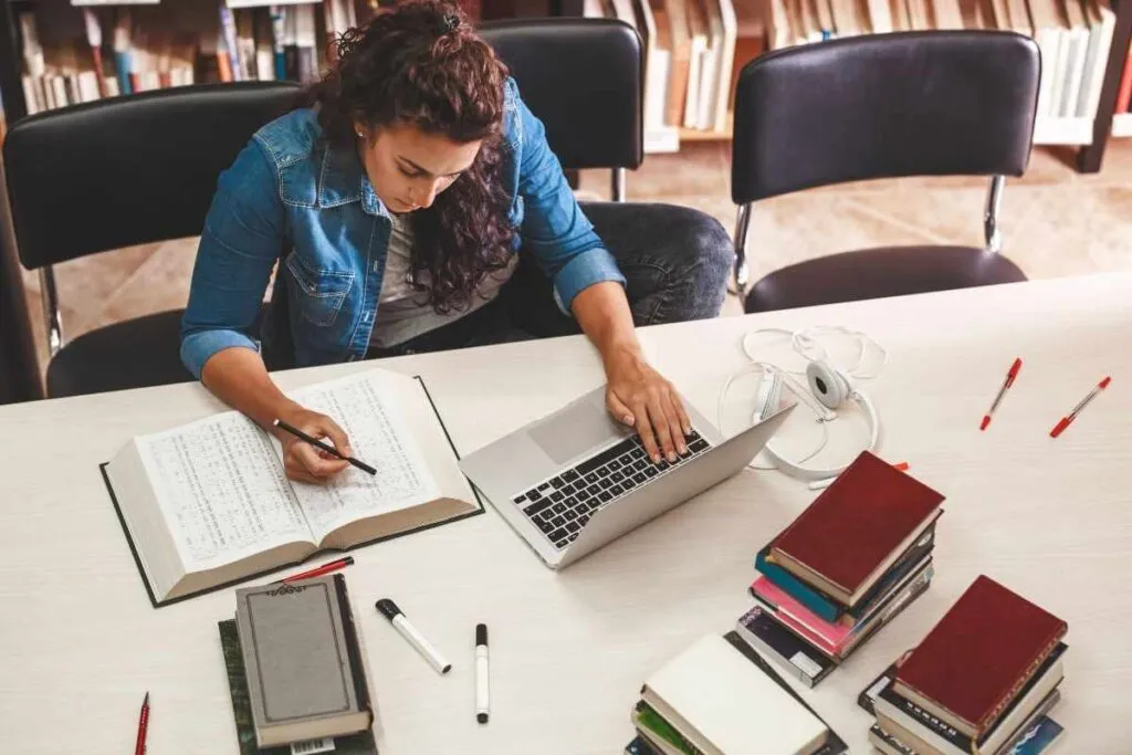 Intercambista que estuda e trabalha na biblioteca.