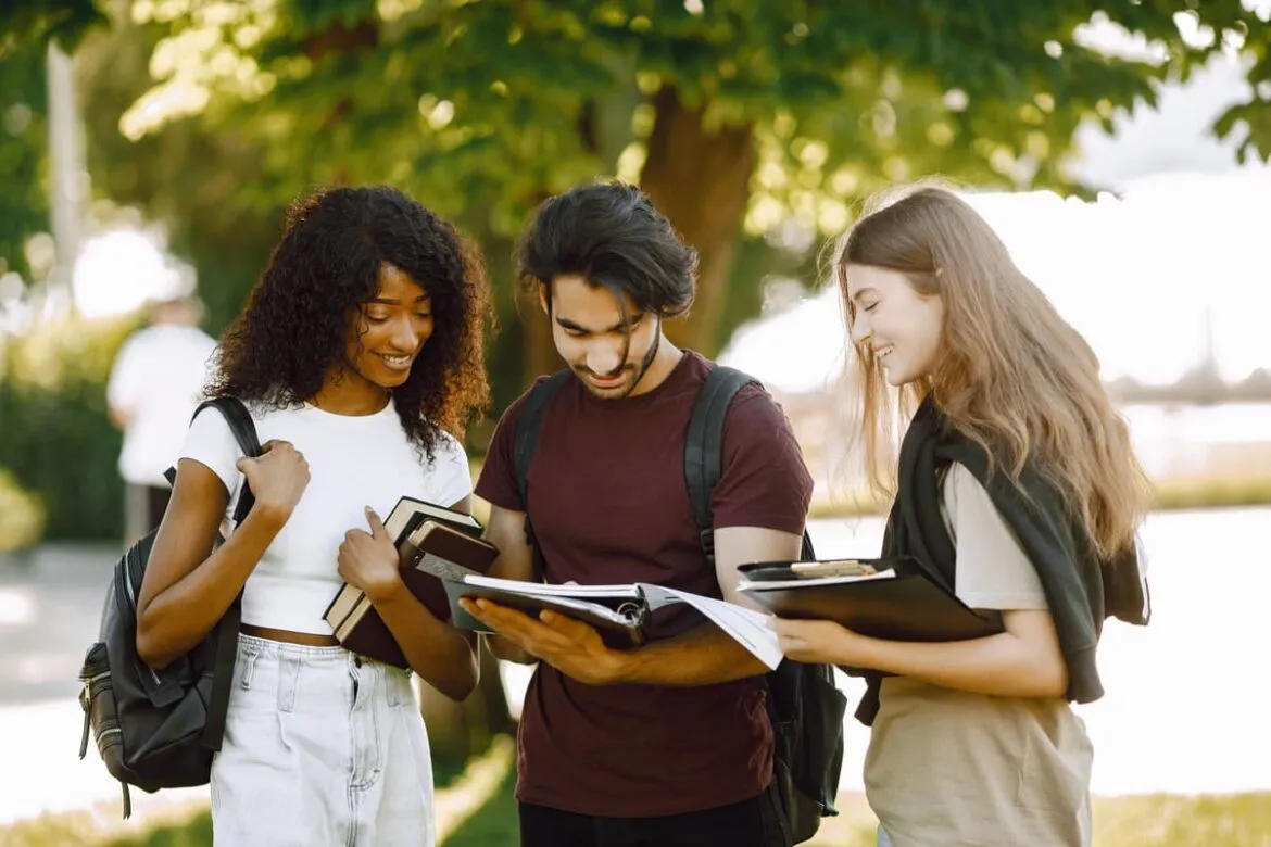 Grupo de amigos estudando em uma das melhores MBAs do mundo