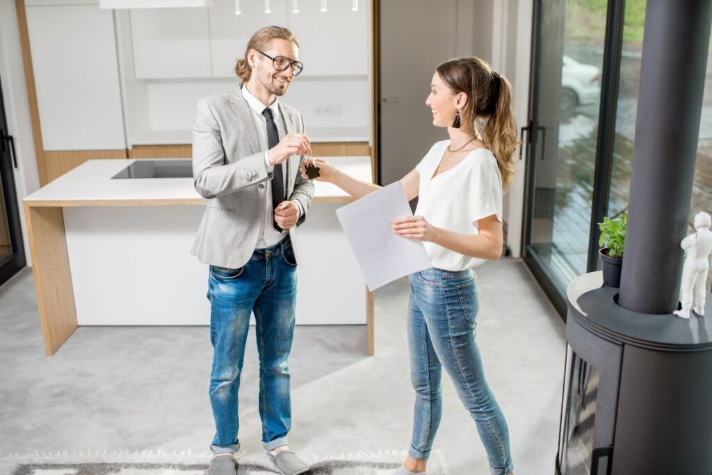 Corretor entregando chaves de apartamento em Barcelona