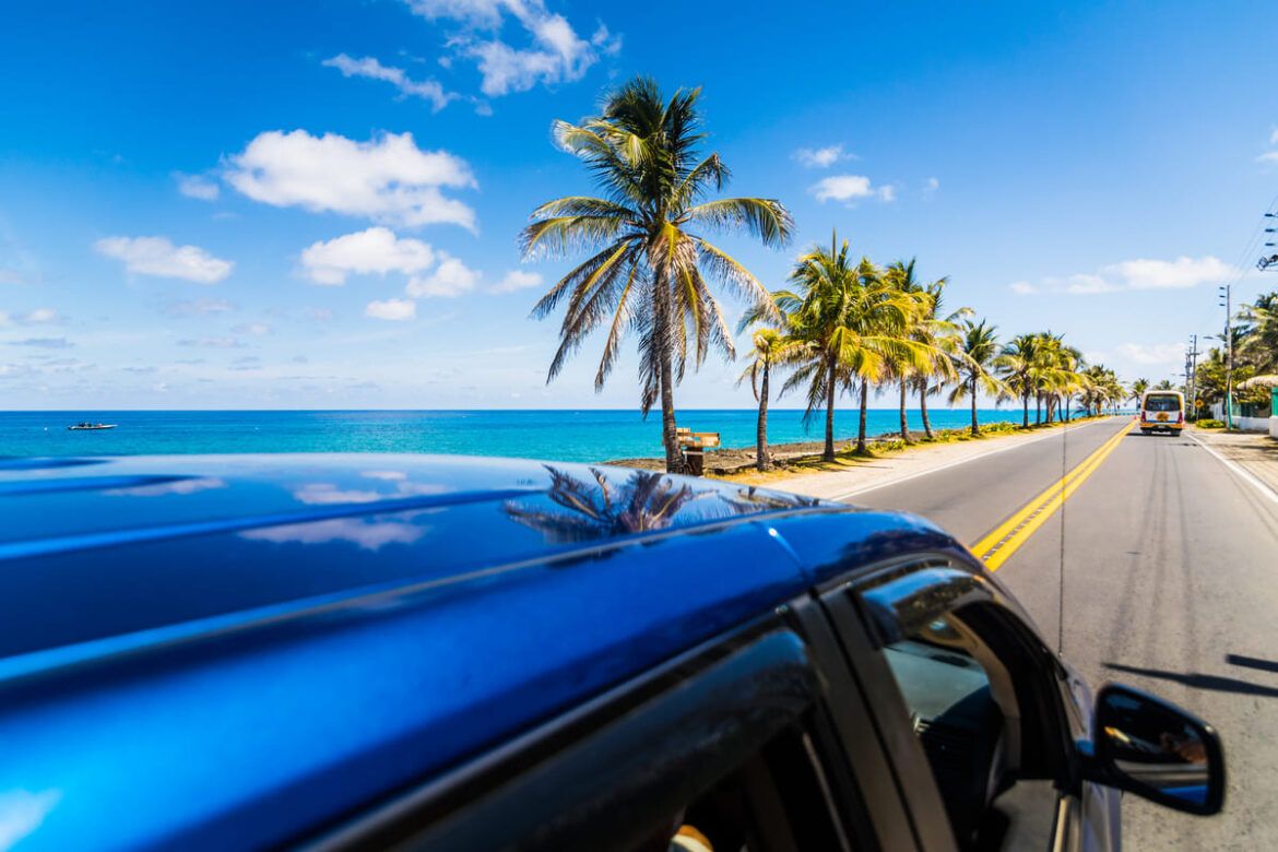 Paisagem da praia em San Andrés na Colômbia durante o dia, o céu é azul e o mar está calmo