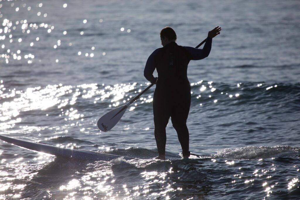 standup paddle na Praia de Bombinhas 1024x683 - Praia de Bombinhas: saiba onde fica e o que fazer