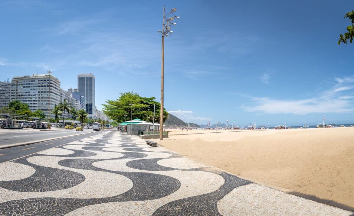 Vista do calçadão da Praia de Copacabana, no Rio de Janeiro.