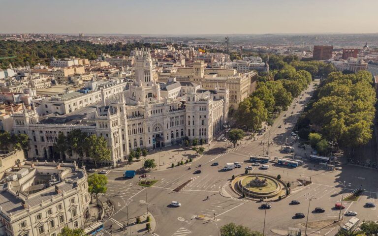 Prefeitura de Madrid e Plaza de Cibeles, representando como trabalhar na Espanha