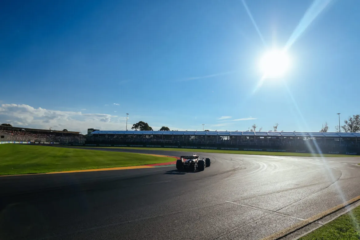 Carro de Fórmula 1 no GP da Austrália para falar sobre o calendário F1 2025