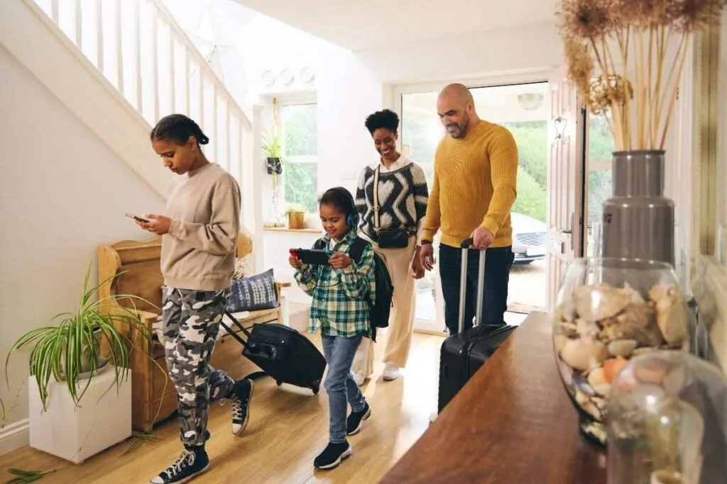 Família chegando no Airbnb das férias