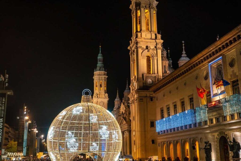 Rua da cidade da Espanha decorada para o Natal