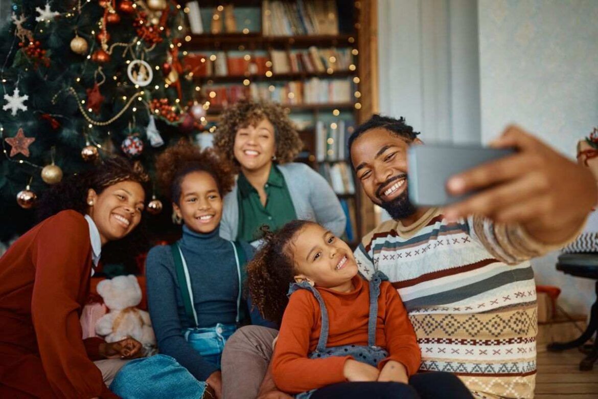 Família tirando selfie e criando frases para fotos de Natal