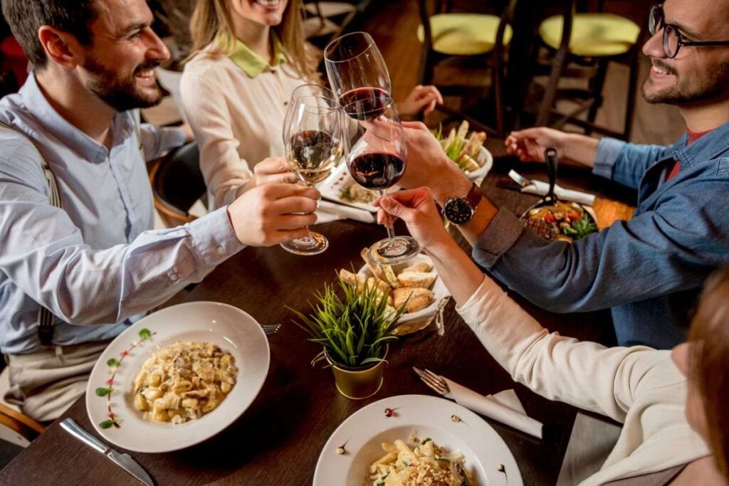 Amigos jantando no melhor restaurante brasileiro América Latina