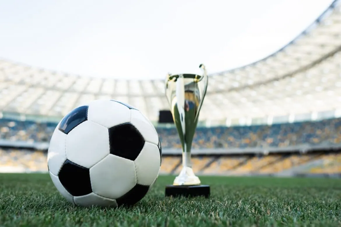 Bola e taça do Mundial de Clubes 2024