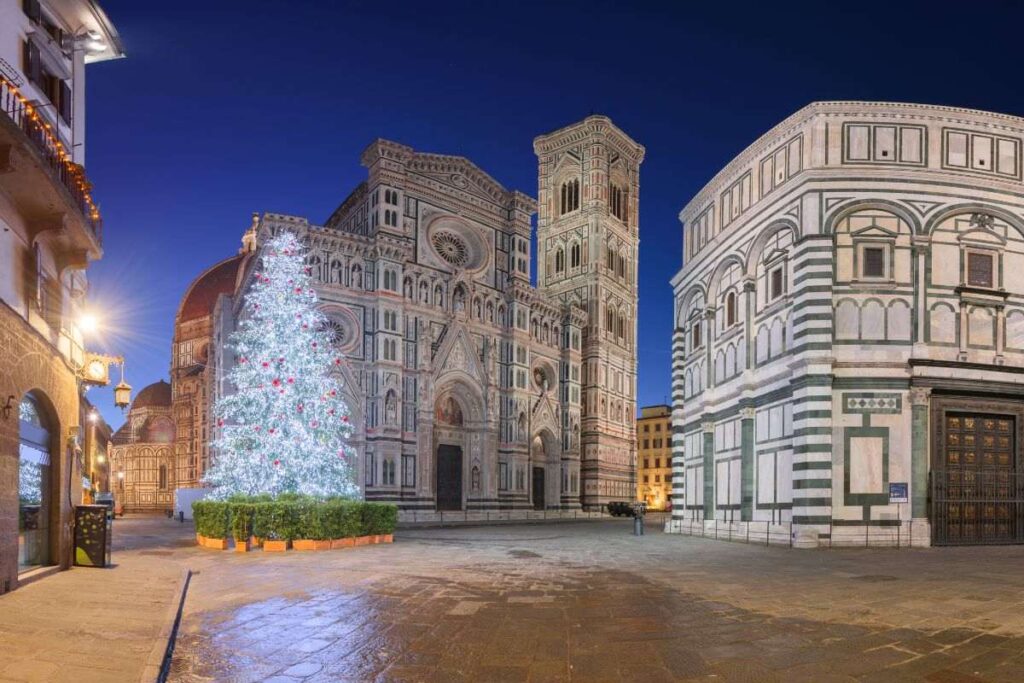 Árvore de Natal no centro de Florença na Itália