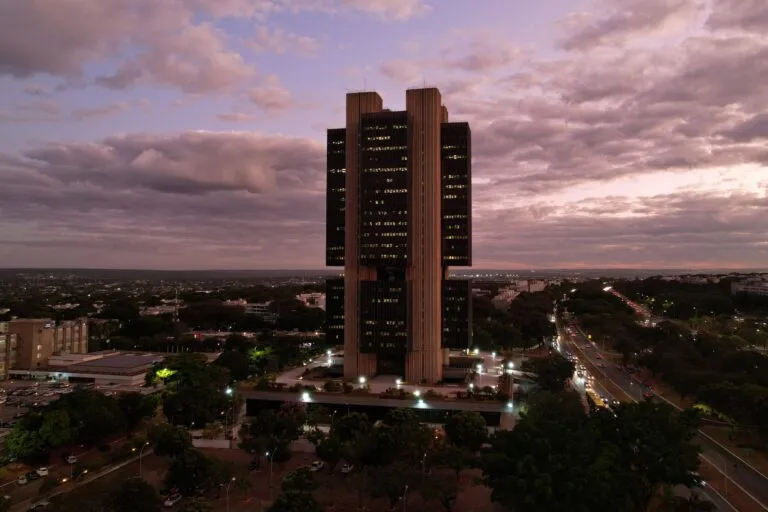 Reunião do Copom deve aumentar a Selic a 13,25% na primeira reunião marcada para este ano.