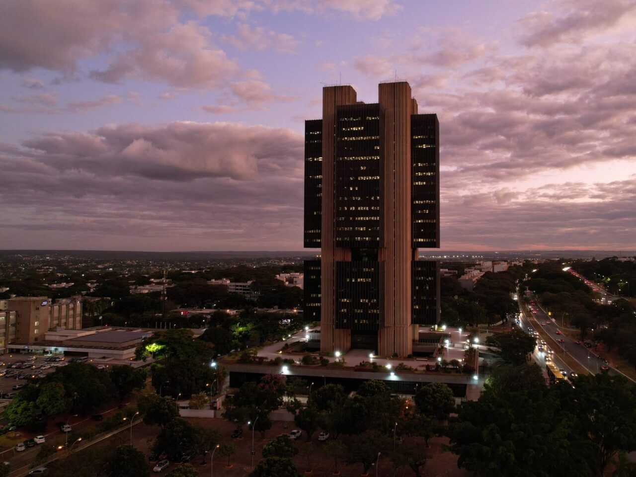 Reunião Copom deve aumentar a Selic a 14,25% na segunda reunião marcada para este ano.