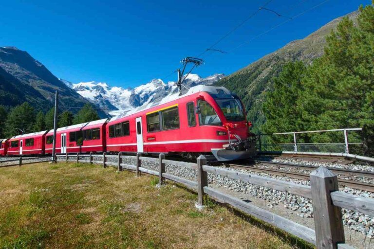 Bernina Express: conheça o trem panorâmico na Suíça