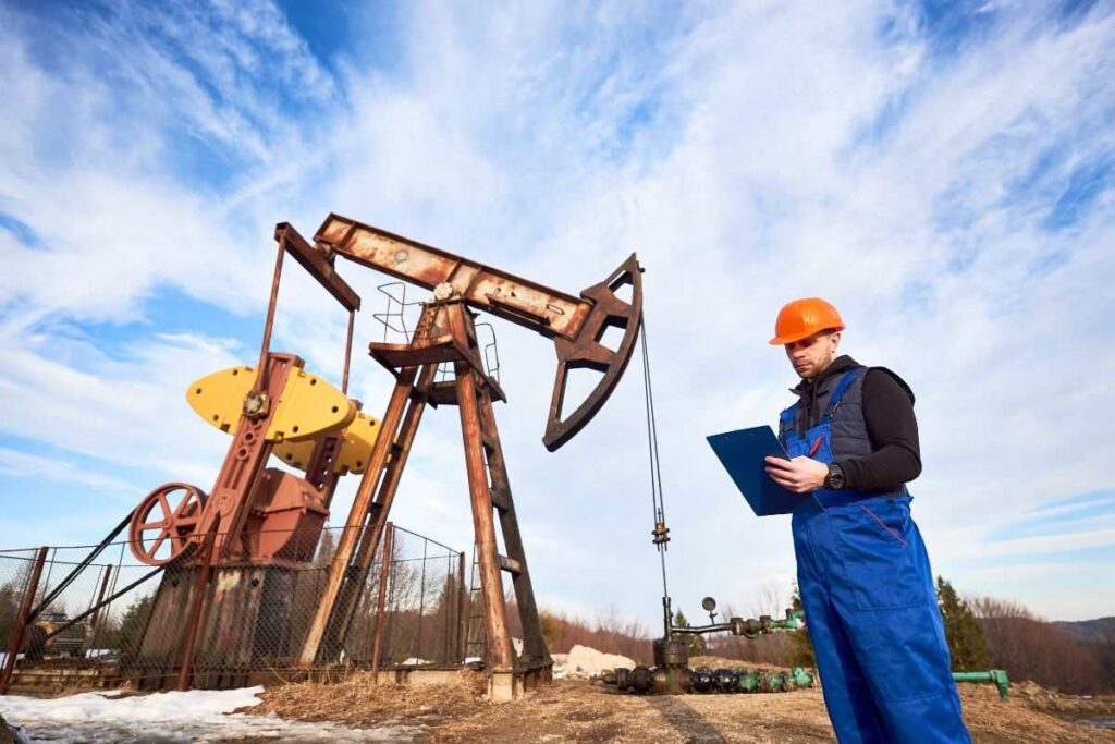 Homem acompanhando perfuração em um dos maiores produtores de petróleo do mundo. 