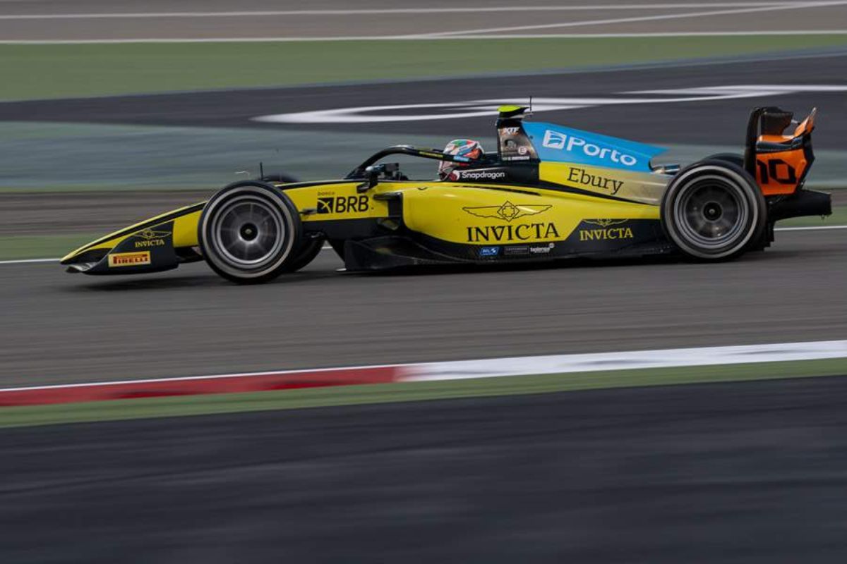 Gabriel Bortoleto pilotando carro de F1