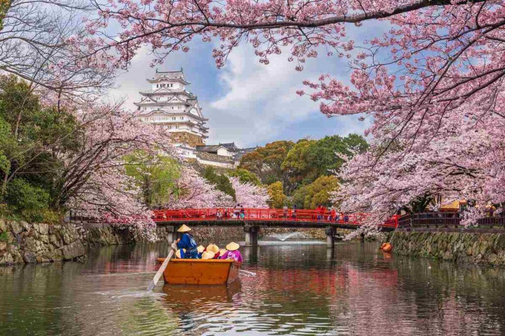 Pessoas andando de barco em rio no Japão